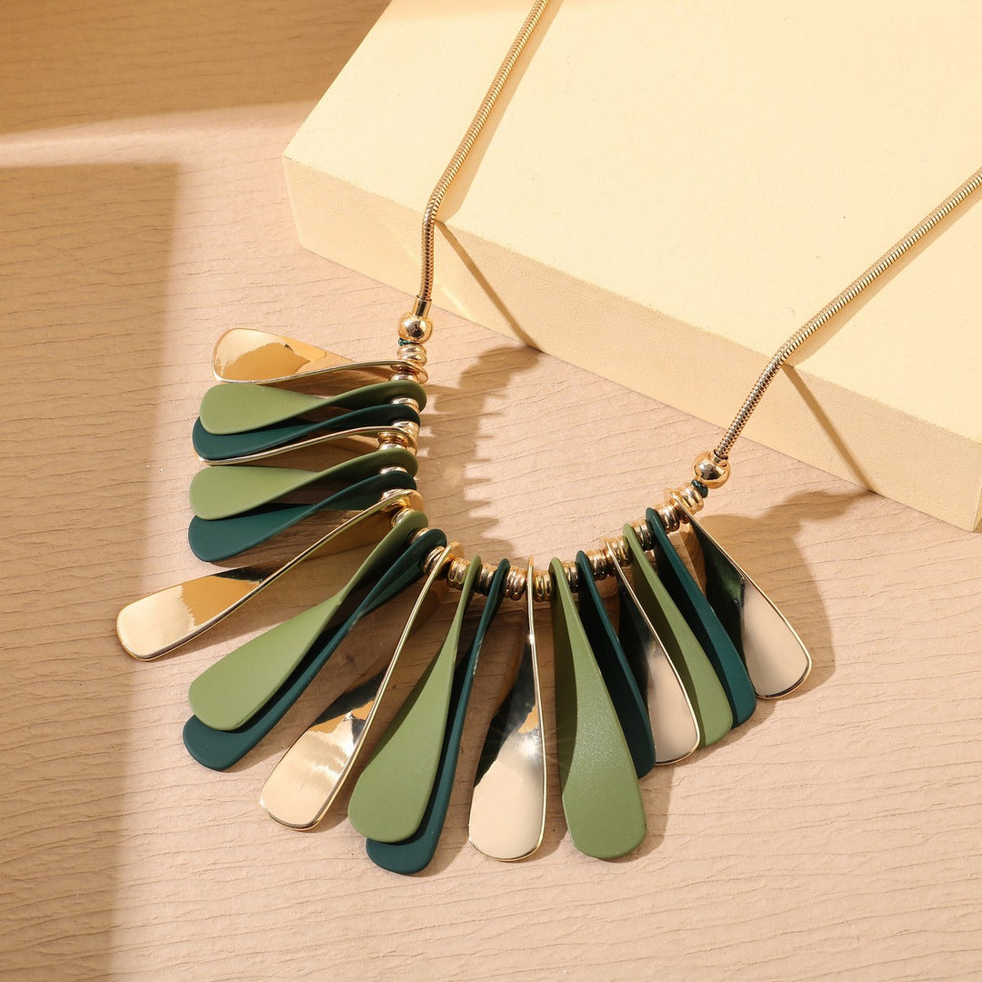 Dangling Plates Necklace